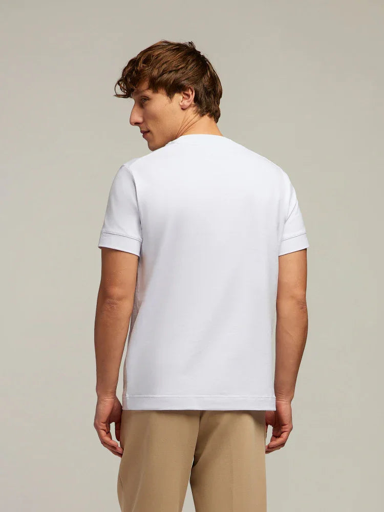 uomo di spalle con t-shirt bianca e pantaloni beige, moda uomo elegante