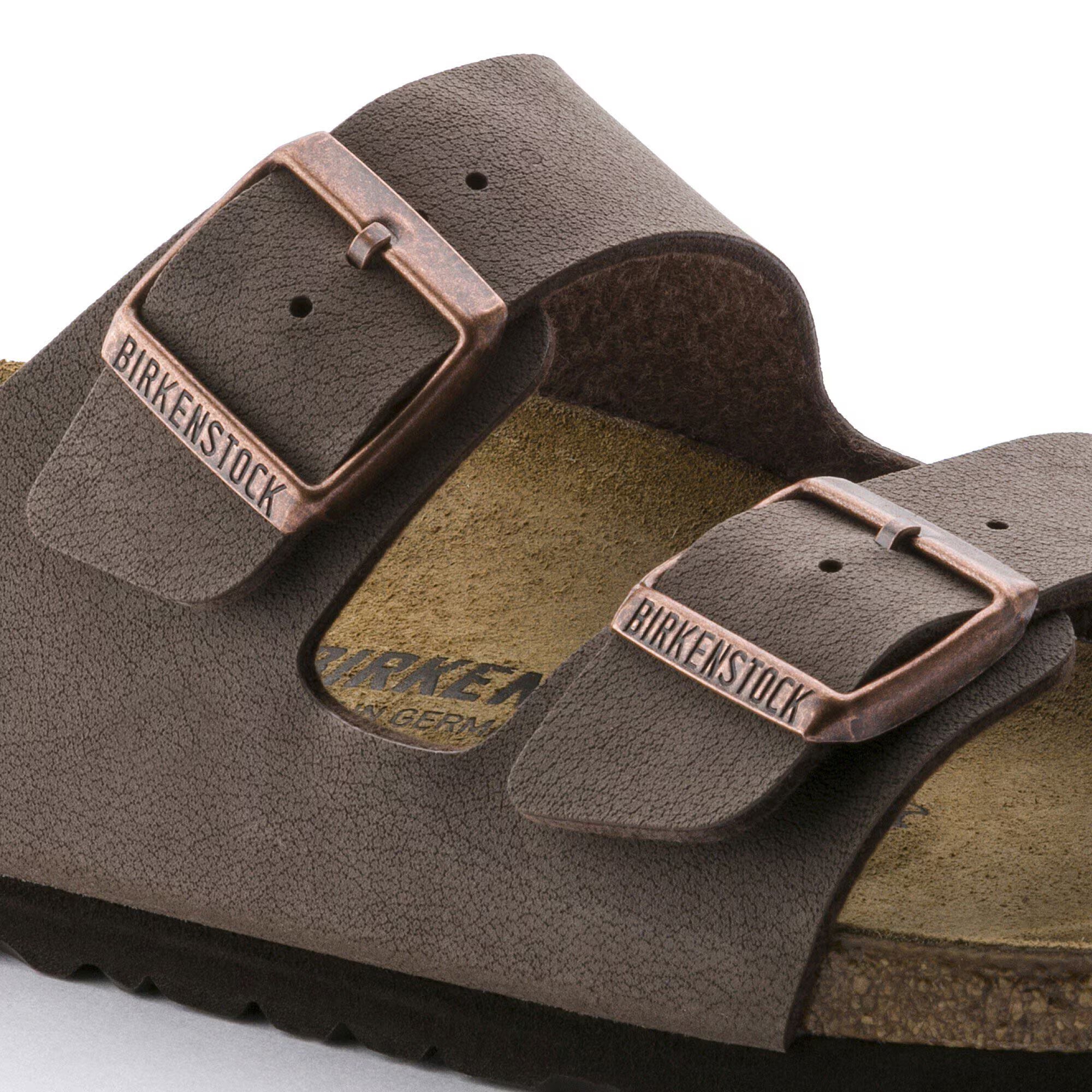 Sandalo BIRKENSTOCK Arizona Mokka in Birkibuc con dettagli delle cuciture e cinturino in morbido materiale.