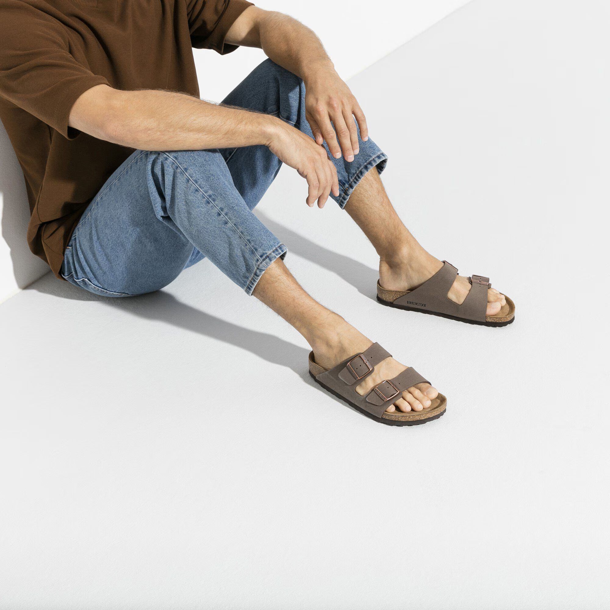 Sandali BIRKENSTOCK Arizona Mokka in Birkibuc, vista dettagliata con cinturino in morbido materiale e suola resistente.
