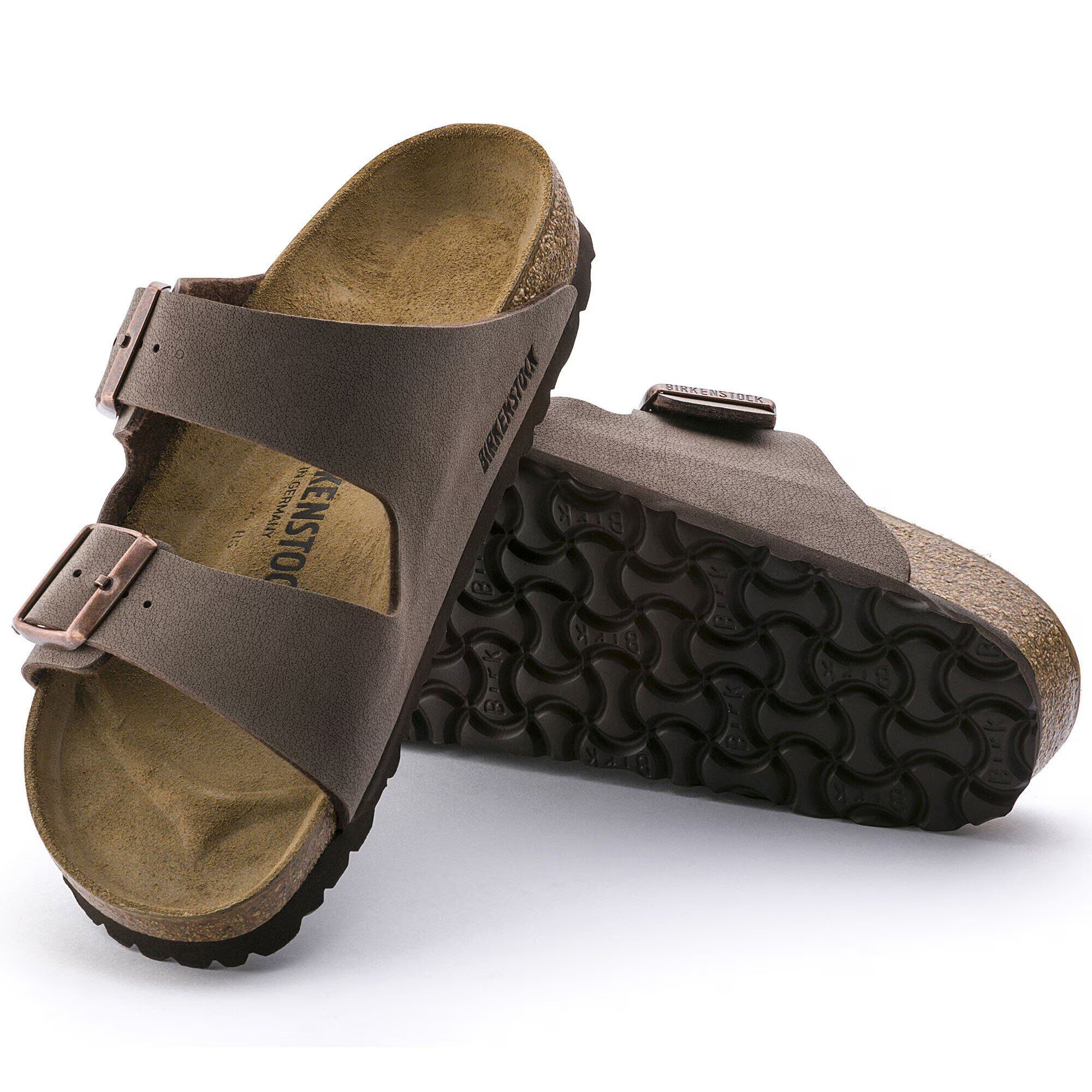 Suola delle sandal Arizona Mokka di BIRKENSTOCK con logo e dettagli in pelle Birkibuc, vista frontale della suola.