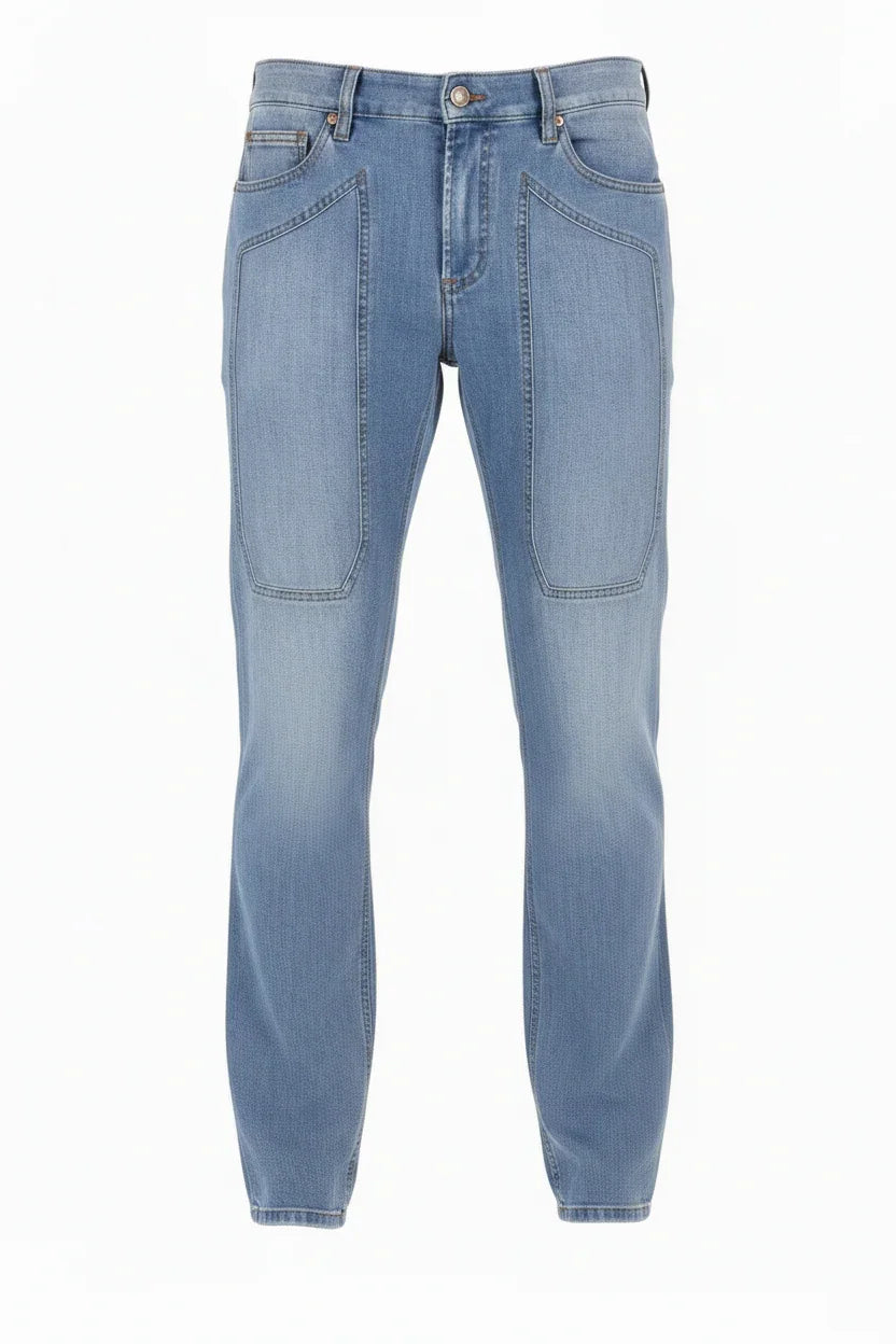 Jeans uomo denim chiaro con tasche frontali grandi, stile casual moderno.