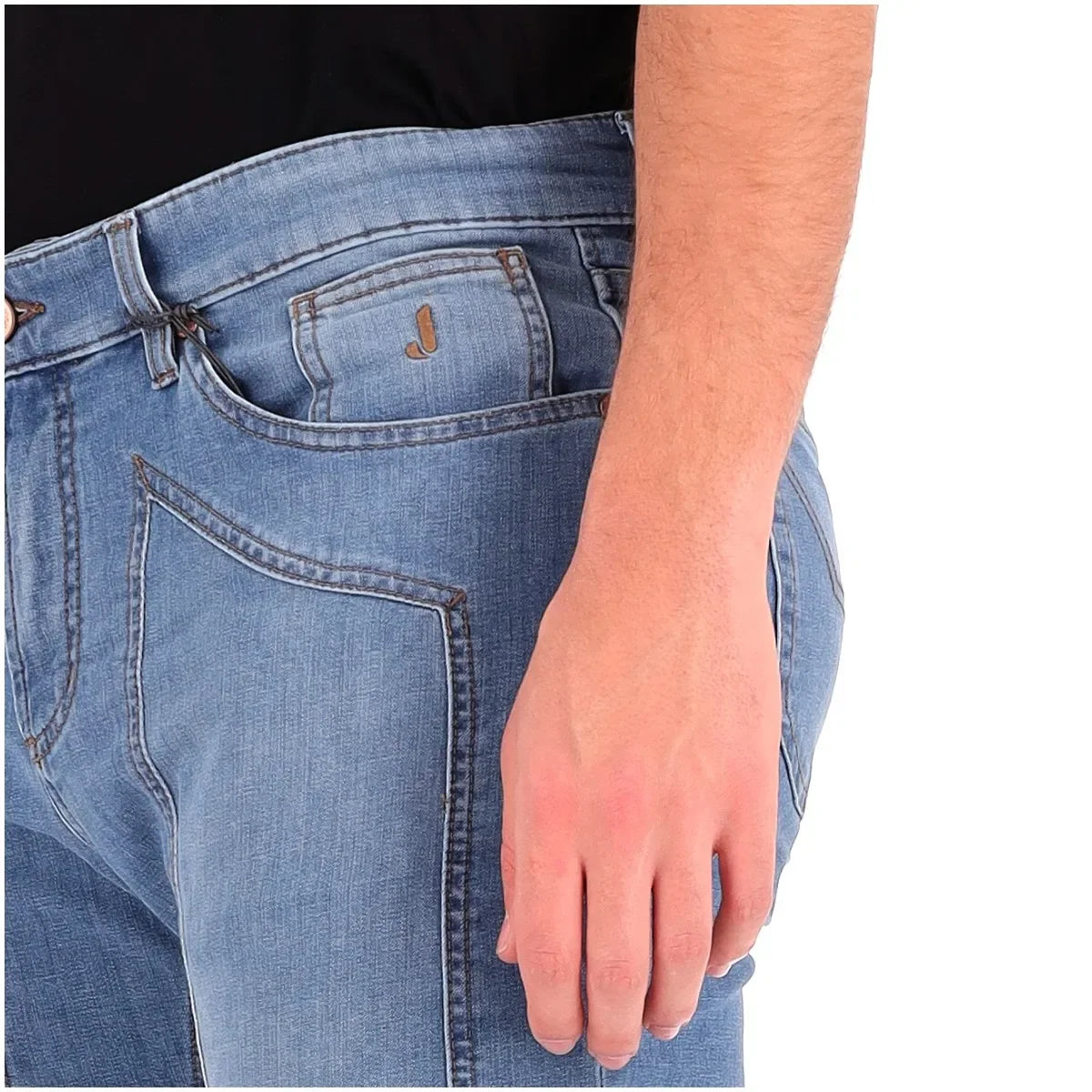 Jeans uomo azzurri in denim, dettaglio tasca, vestibilità moderna, stile casual