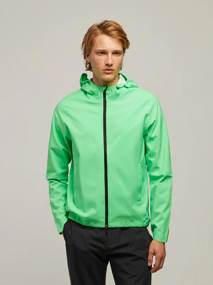 Uomo con giacca sportiva verde chiaro con cappuccio e zip, moda abbigliamento uomo