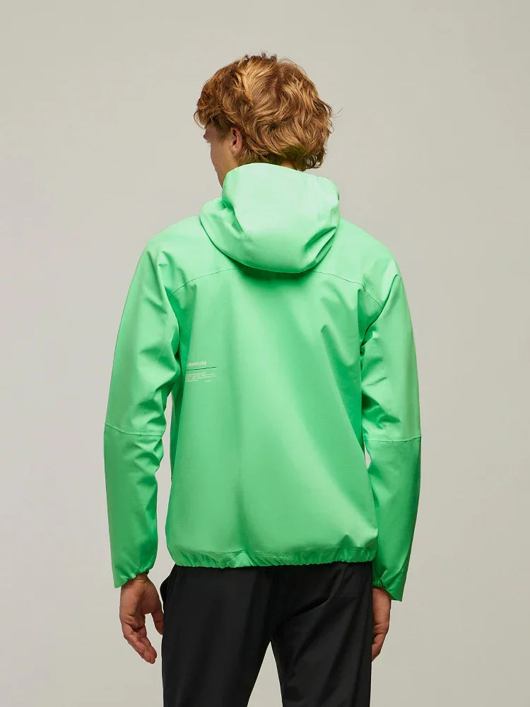 Giacca impermeabile uomo verde chiaro con cappuccio, vista posteriore, abbigliamento casual