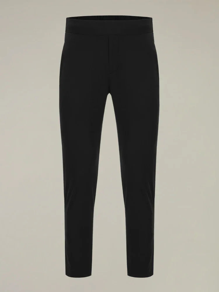 Pantaloni uomo neri eleganti slim fit, design classico a vita alta su fondo neutro