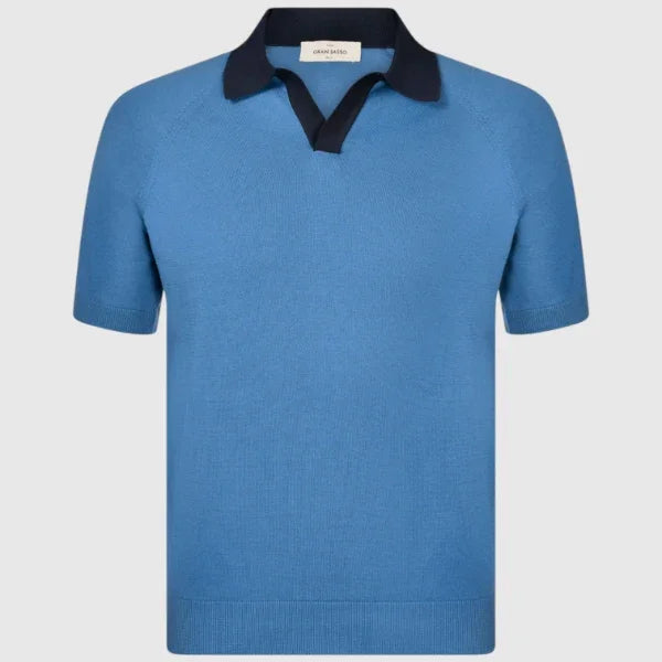 maglia uomo azzurra a maniche corte con colletto blu scuro, stile elegante casual