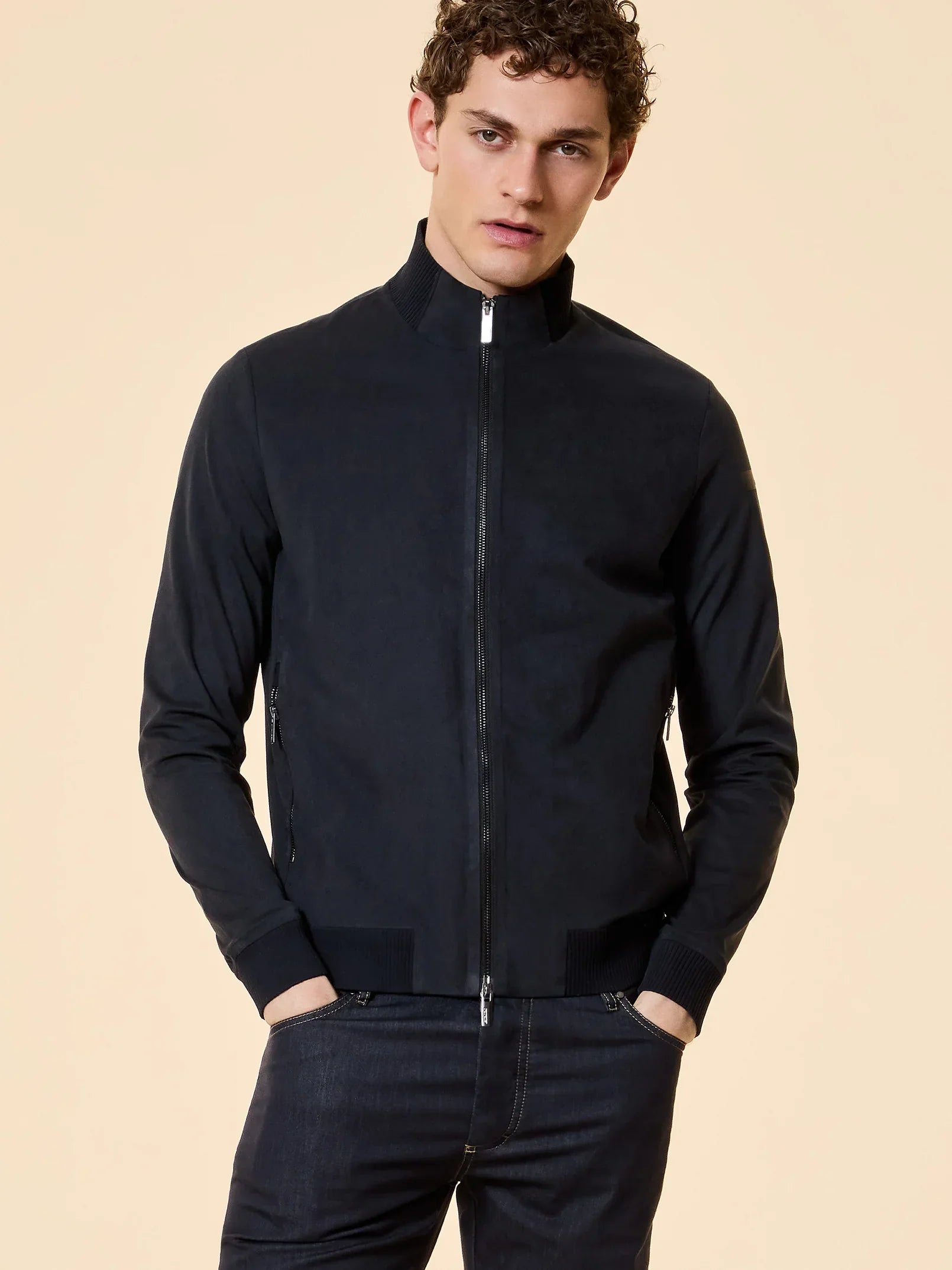 Giubbotto uomo nero stile casual con zip frontale e colletto alto, abbigliamento moda uomo