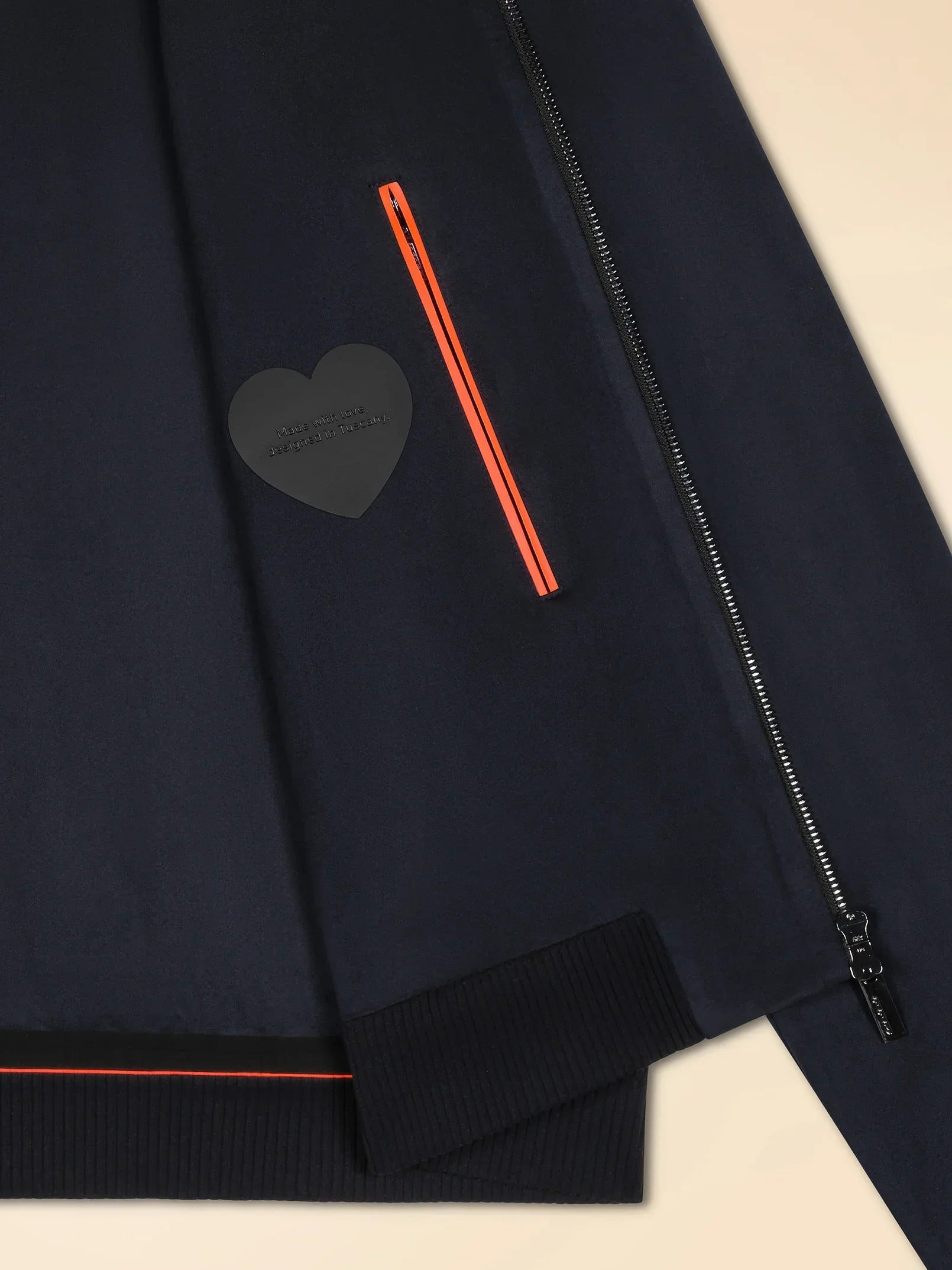 Giubbotto blu uomo con zip, dettaglio cuore e tasca con profilo arancione, moda elegante