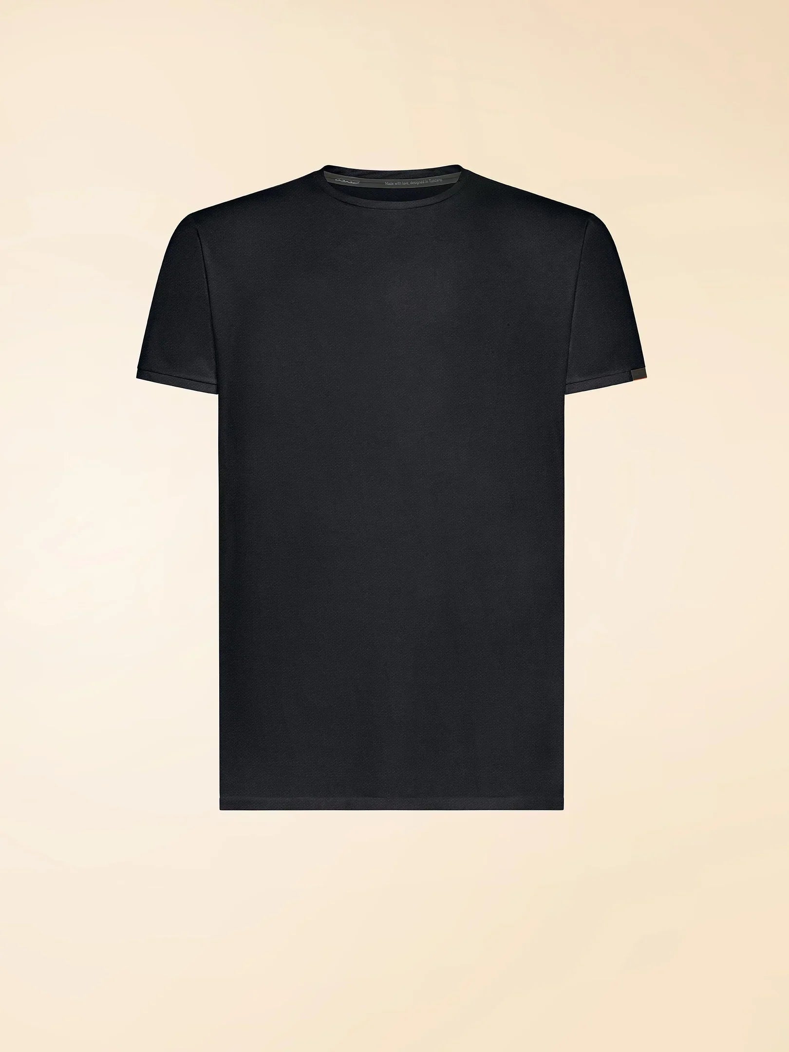 T-shirt nera uomo basic, manica corta, cotone, stile casual, sfondo neutro
