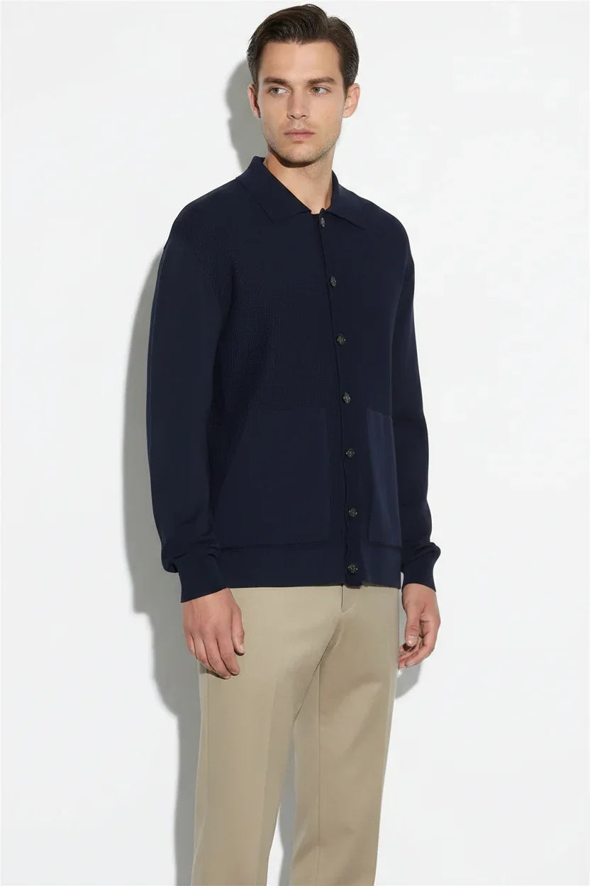 Cardigan uomo blu con bottoni e tasche frontali, abbigliamento elegante, moda uomo
