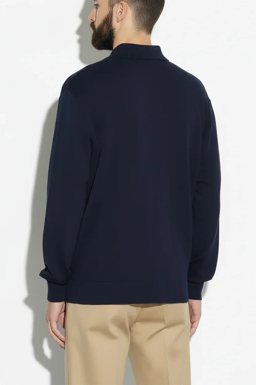 Maglione uomo blu manica lunga, vestibilità regular, con pantaloni beige eleganti