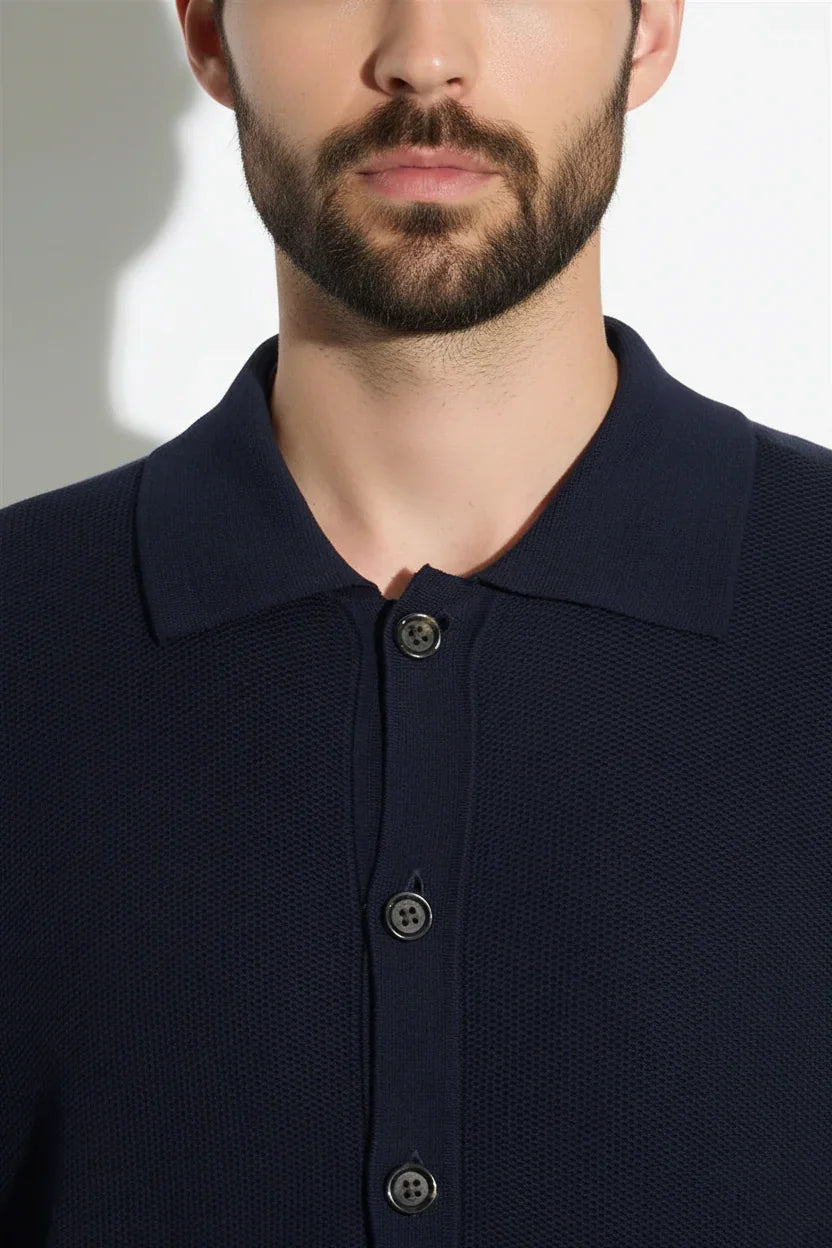 Maglia uomo blu navy con colletto e bottoni, tessuto a nido d'ape, stile elegante