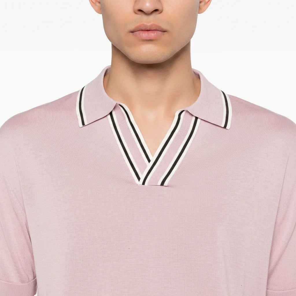 Maglia uomo rosa con colletto a V e profili a righe nere e bianche, moda elegante