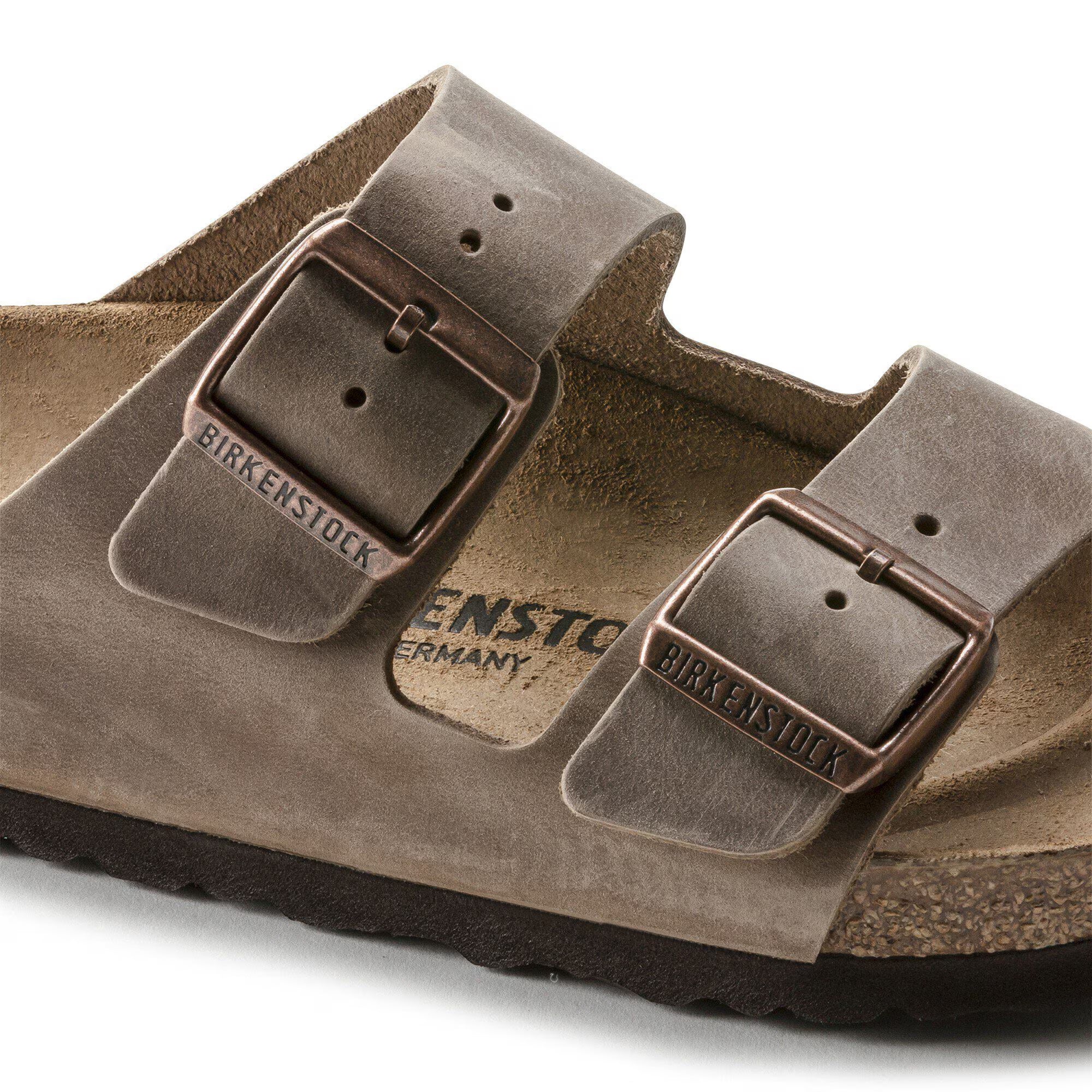 Sandali BIRKENSTOCK Arizona in pelle oiled marrone tabacco, dettaglio con cinturini e suola comoda.