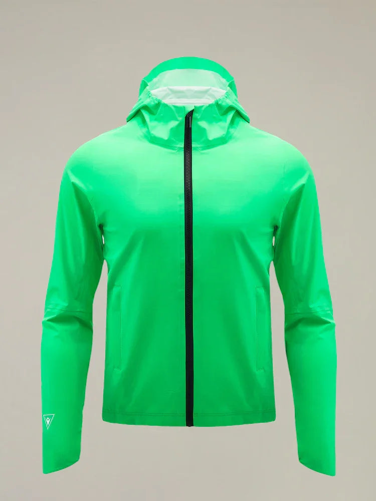 Giacca impermeabile uomo verde fluo con cappuccio e zip nera, stile moderno.