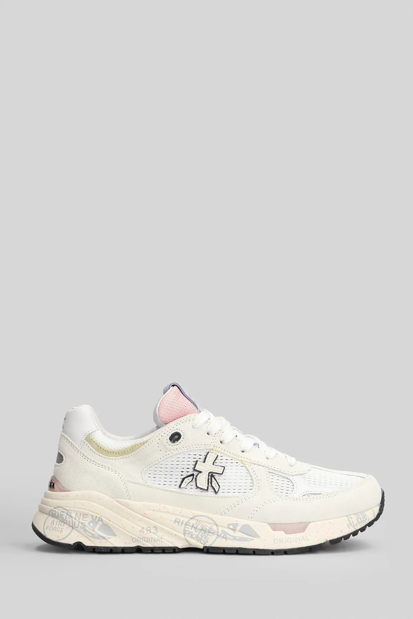 Sneaker uomo bianca con dettagli rosa e suola decorata, stile sportivo casual