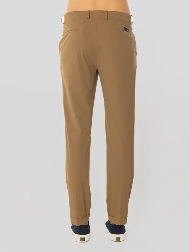 Pantaloni uomo beige eleganti, taglio slim fit, con tasche posteriori, indossati da modello