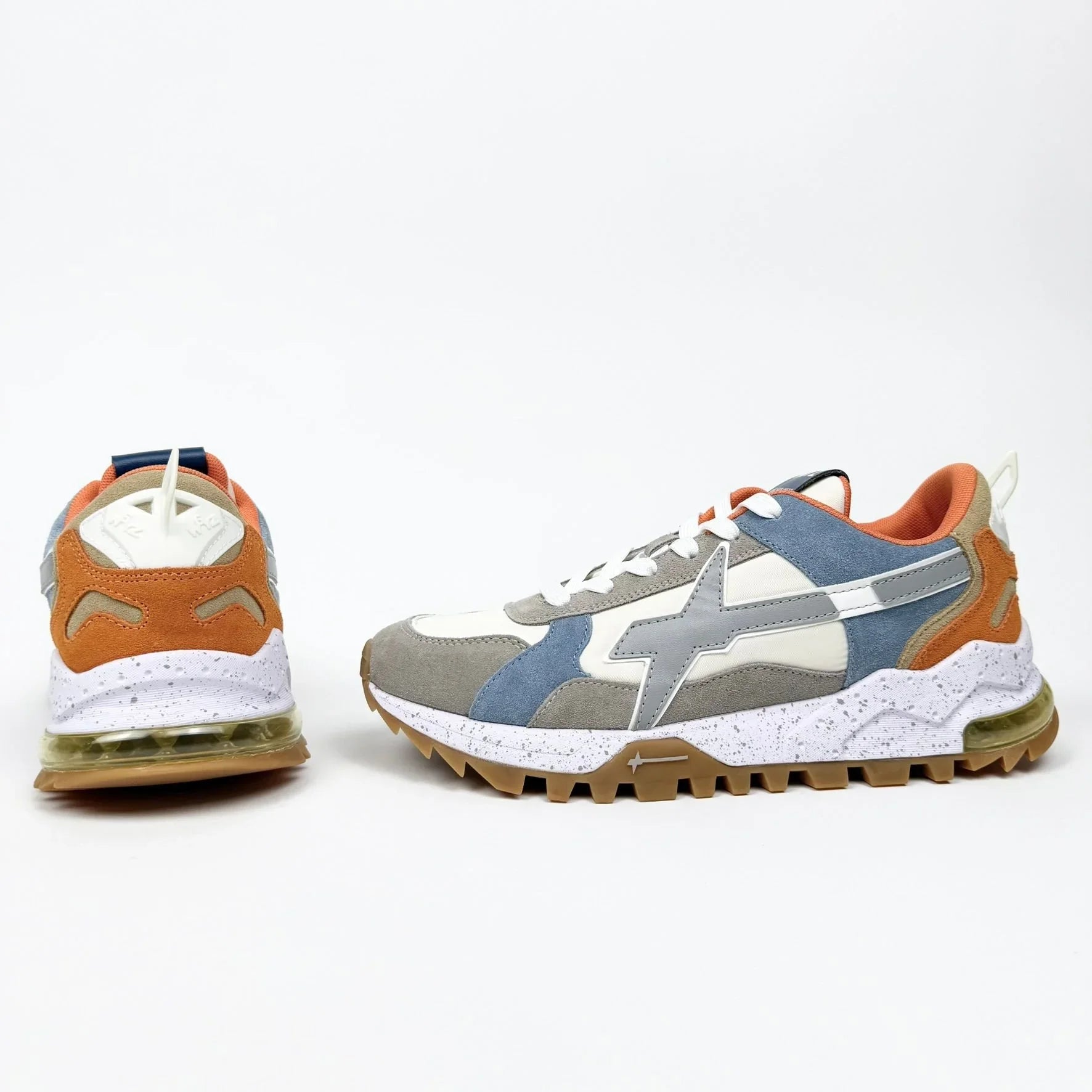 Sneakers uomo in pelle e suede grigio, arancione e blu con suola alta e dettagli bianchi