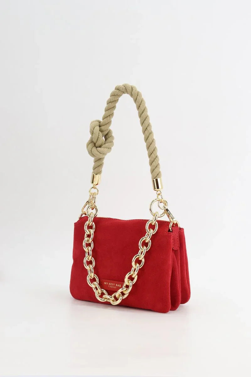 Borsa donna in suede rosso con catena oro e manico in corda, accessorio di moda elegante