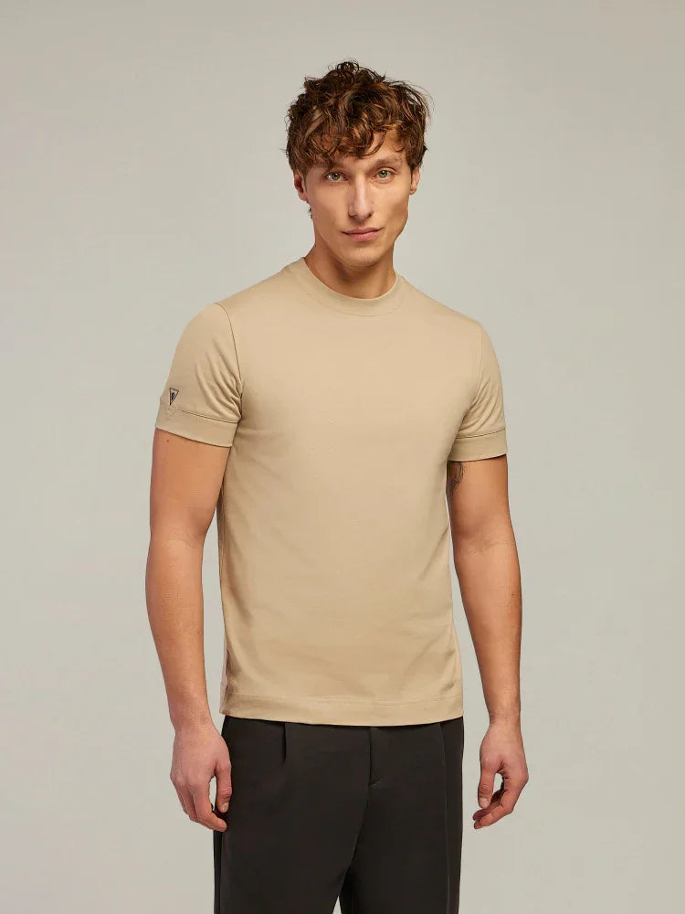 Maglietta uomo beige a maniche corte, abbigliamento casual elegante, sfondo neutro
