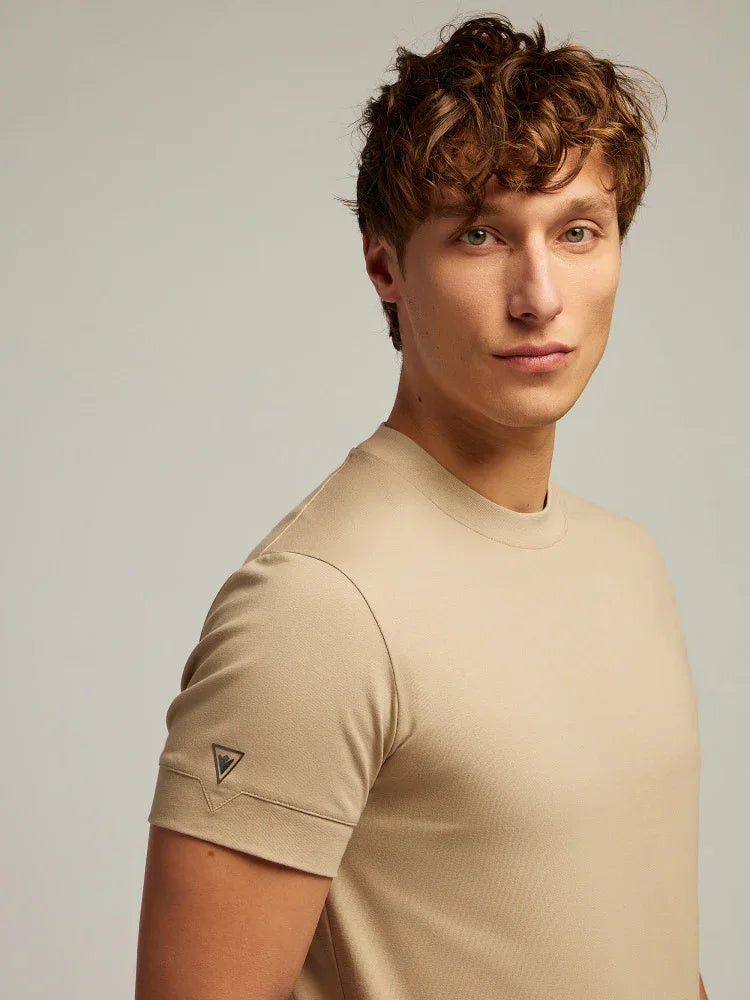 Maglietta beige uomo maniche corte vestibilità slim, dettaglio logo sulla manica