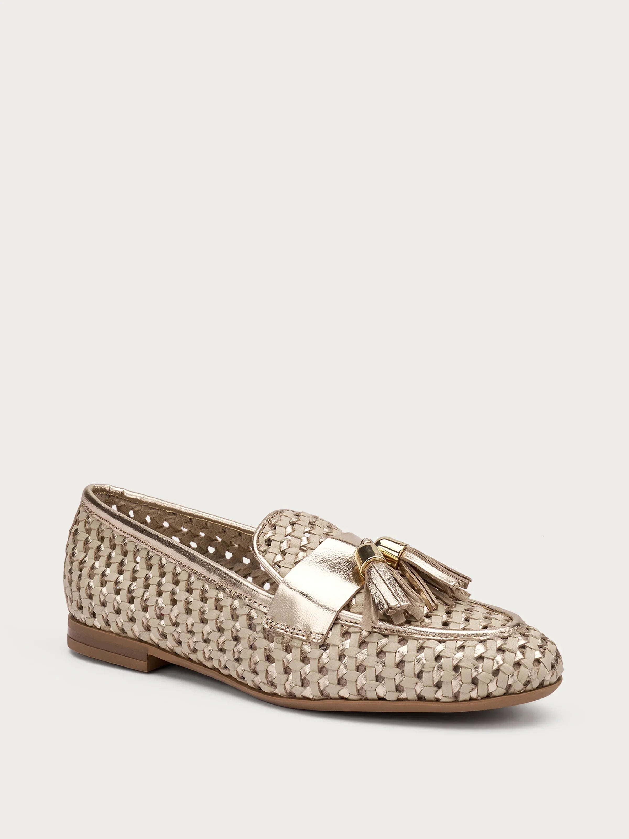Mocassino intrecciato da donna color oro chiaro con nappine, stile elegante, fondo piatto.