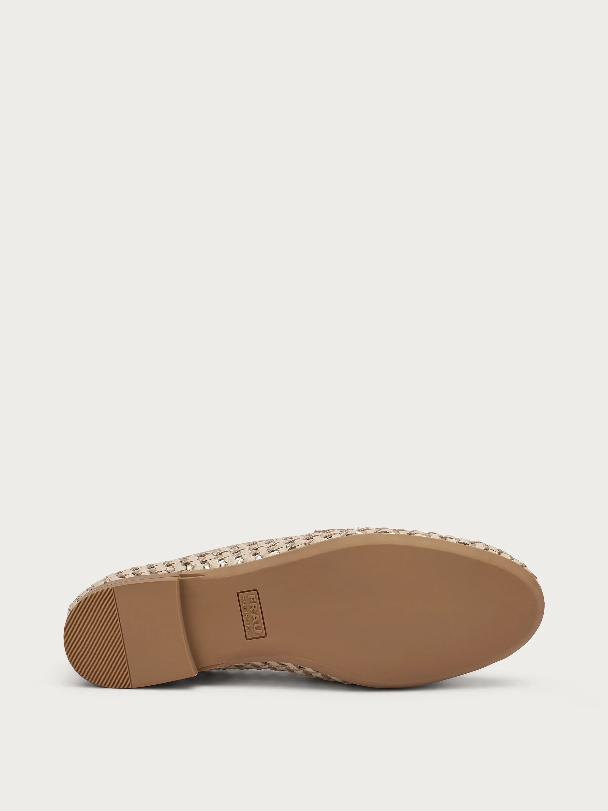 Suola scarpa beige intrecciata in gomma, vista dal basso, calzature donna artigianali