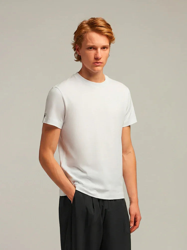 modello uomo indossa t-shirt bianca girocollo e pantaloni neri, abbigliamento casual elegante