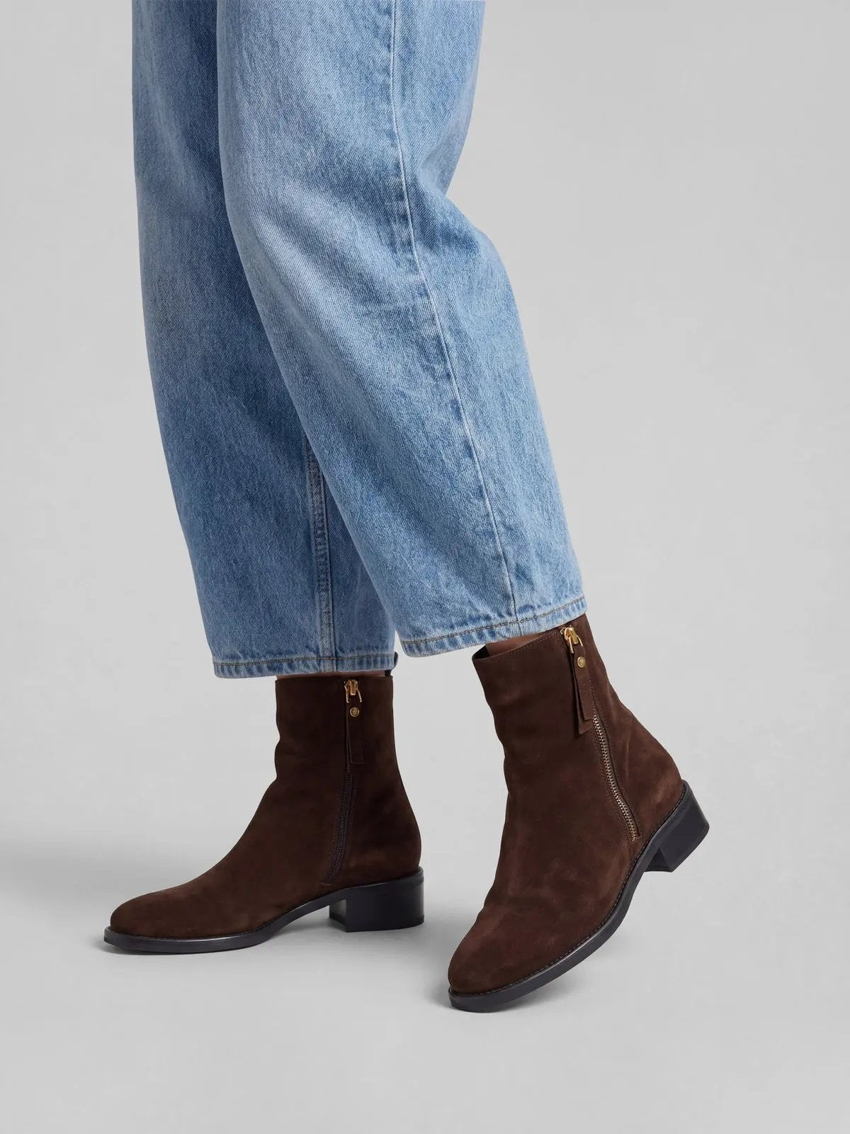Stivaletti donna in pelle scamosciata marrone con zip - Cacao | FRAU A98C6 - Vista d'insieme di tre quarti