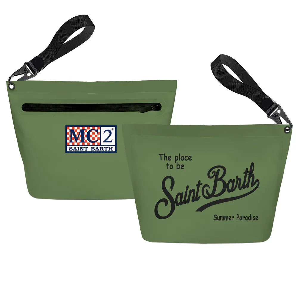 Pochette impermeabile verde con cinturino nero, logo MC2 Saint Barth e scritta nera frontale.