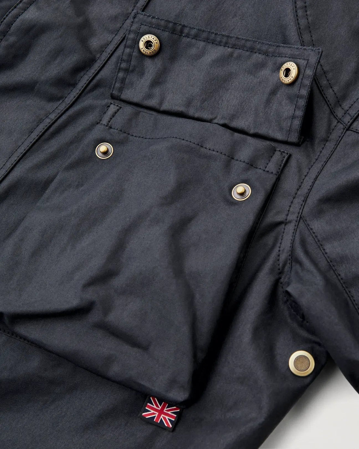 Giacca Belstaff Fieldmaster Dark Navy vista retro con bottoni di regolazione fondo