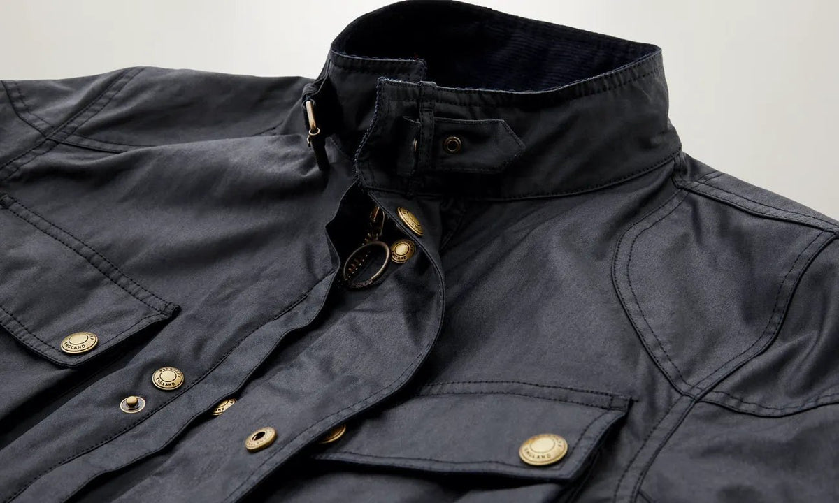 Dettaglio patch logo fenice Belstaff sulla manica sinistra