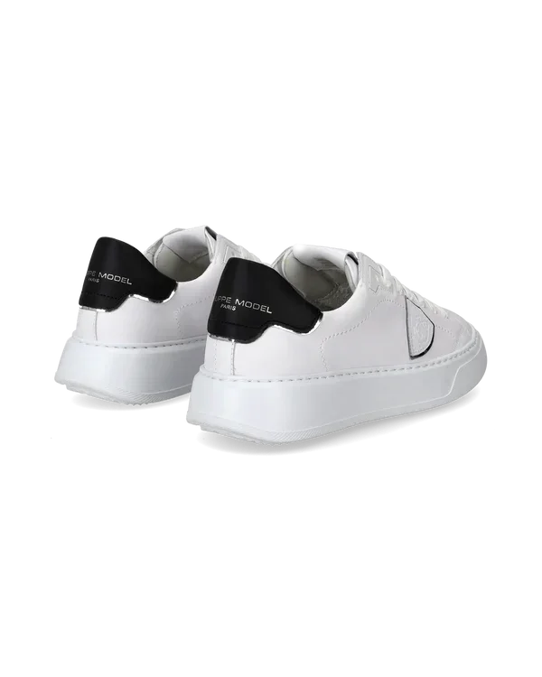 Sneakers bianche uomo con dettaglio nero sul tallone e suola spessa, moda casual elegante