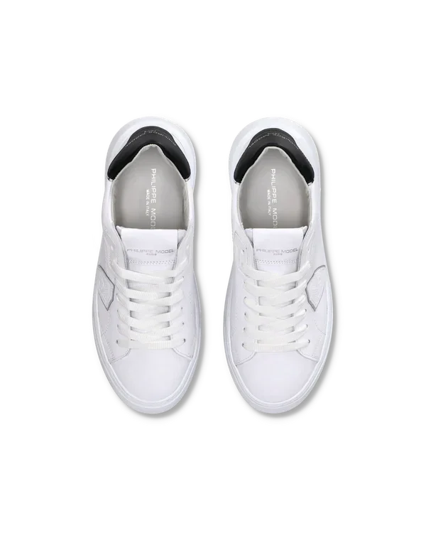 Sneakers uomo bianche con dettagli neri e logo sulla linguetta, vista dall'alto