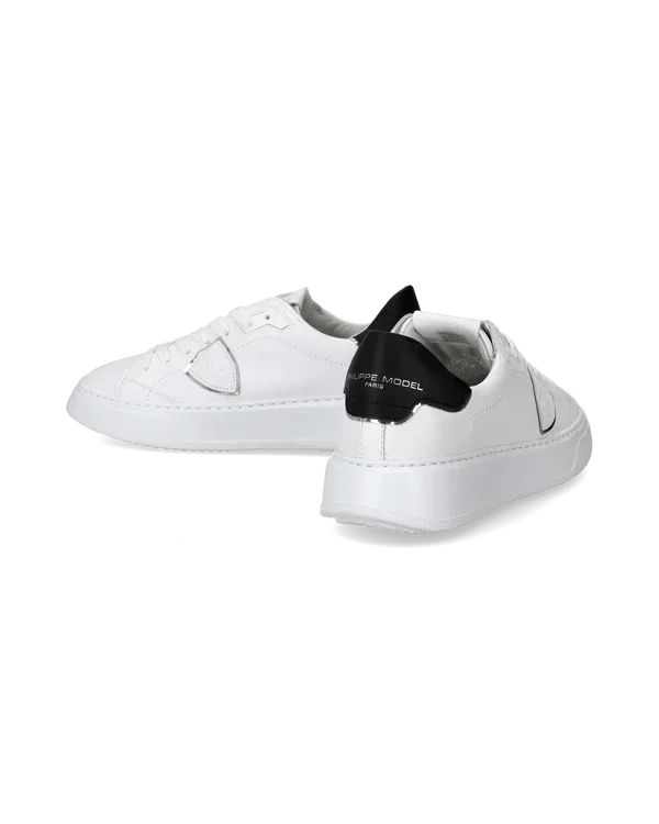 Sneakers bianche uomo con dettagli neri sul tallone, design moderno, moda Made in Italy