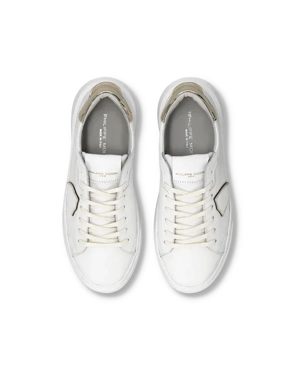 Sneakers uomo in pelle bianca Philippe Model viste dall'alto, stile moderno, suola spessa.