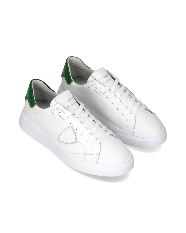 Sneakers uomo in pelle bianca con dettagli verdi, stile casual, suola piatta