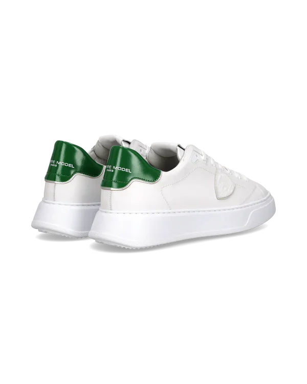 Sneakers basse uomo in pelle bianca con dettagli verde sul tallone, design moderno