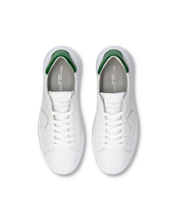 Sneakers uomo bianche con suola grigia e dettaglio verde sul tallone viste dall'alto