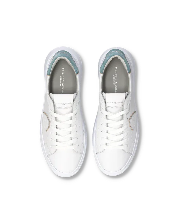 Sneakers uomo donna bianche in pelle, dettagli azzurri, vista dall'alto, stile moderno