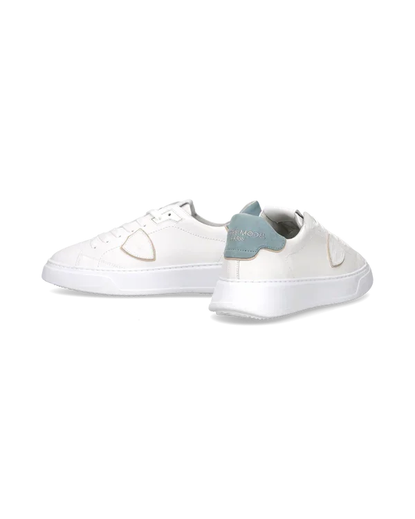 Sneakers uomo bianche in pelle con dettagli beige e tallone azzurro, stile casual elegante
