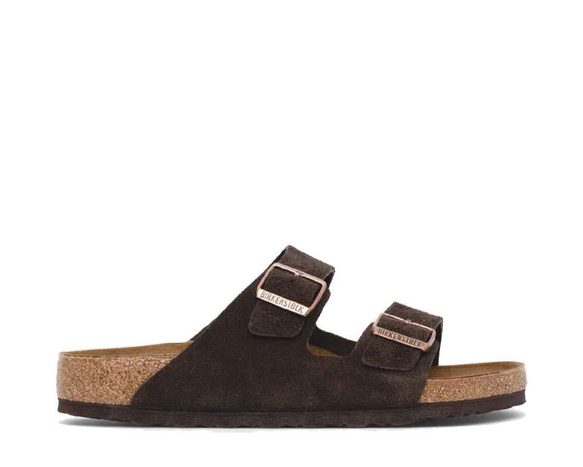 Sandalo marrone in suede con doppia fibbia e plantare anatomico su fondo chiaro