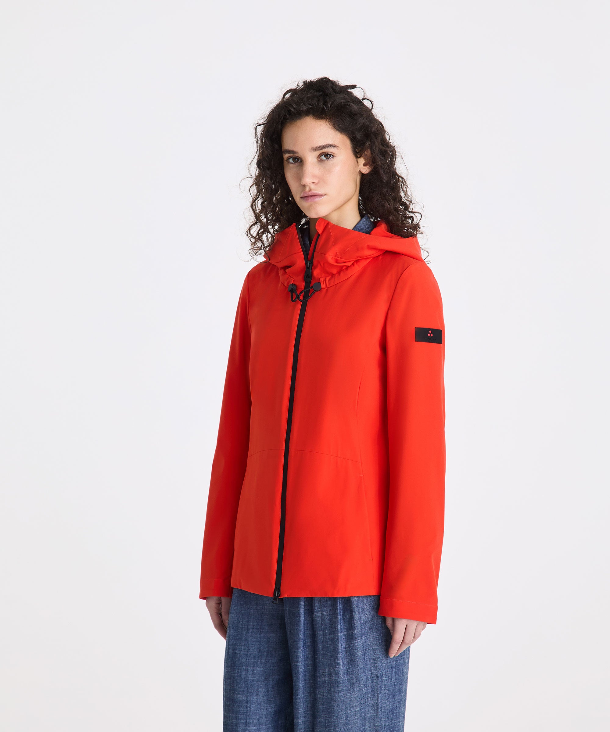 Giacca PEUTEREY PED5573, giacca casual in tessuto nero con cappuccio e zip frontale, vista frontale.