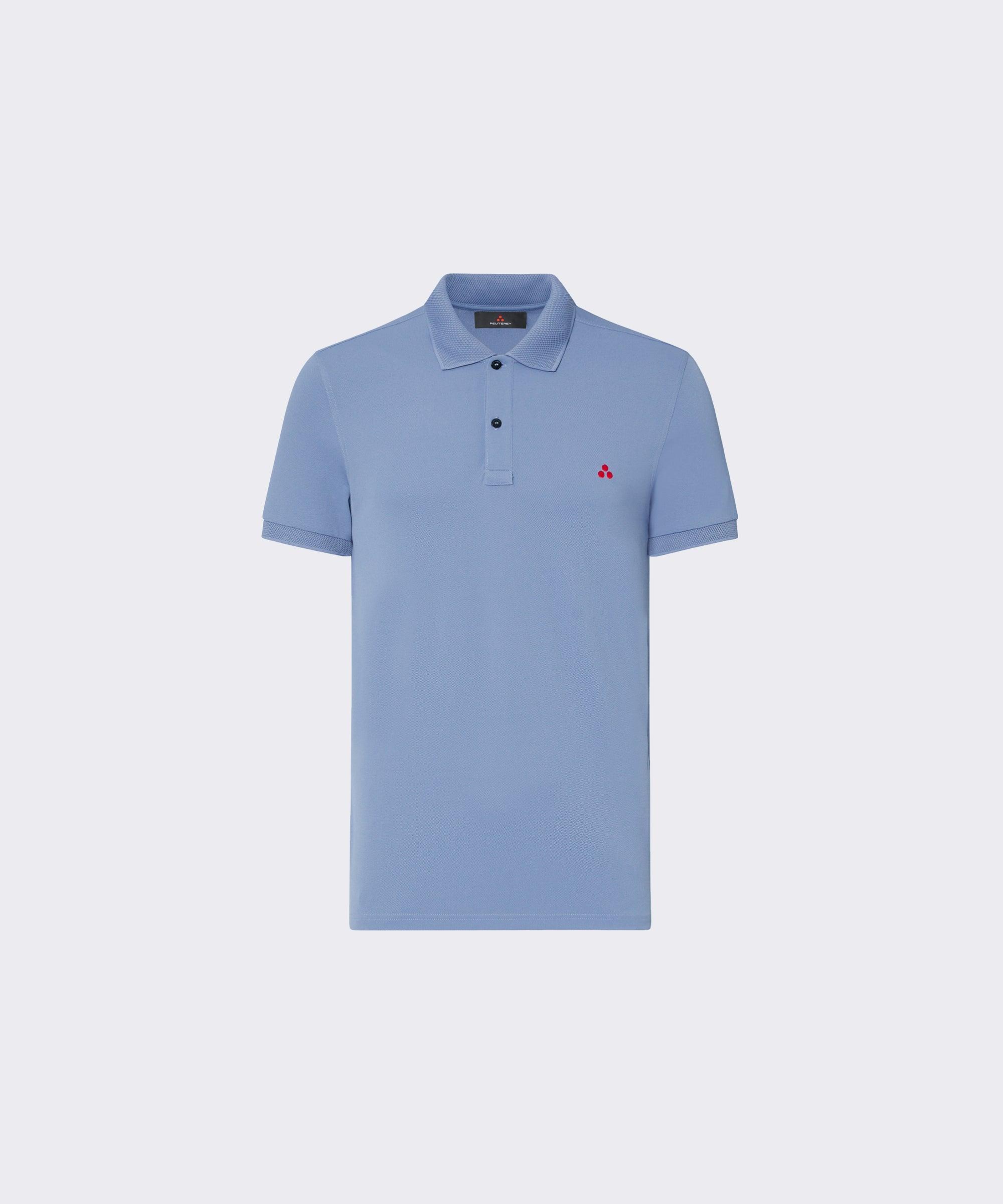 Polo uomo azzurra manica corta con logo rosso sul petto, stile casual elegante