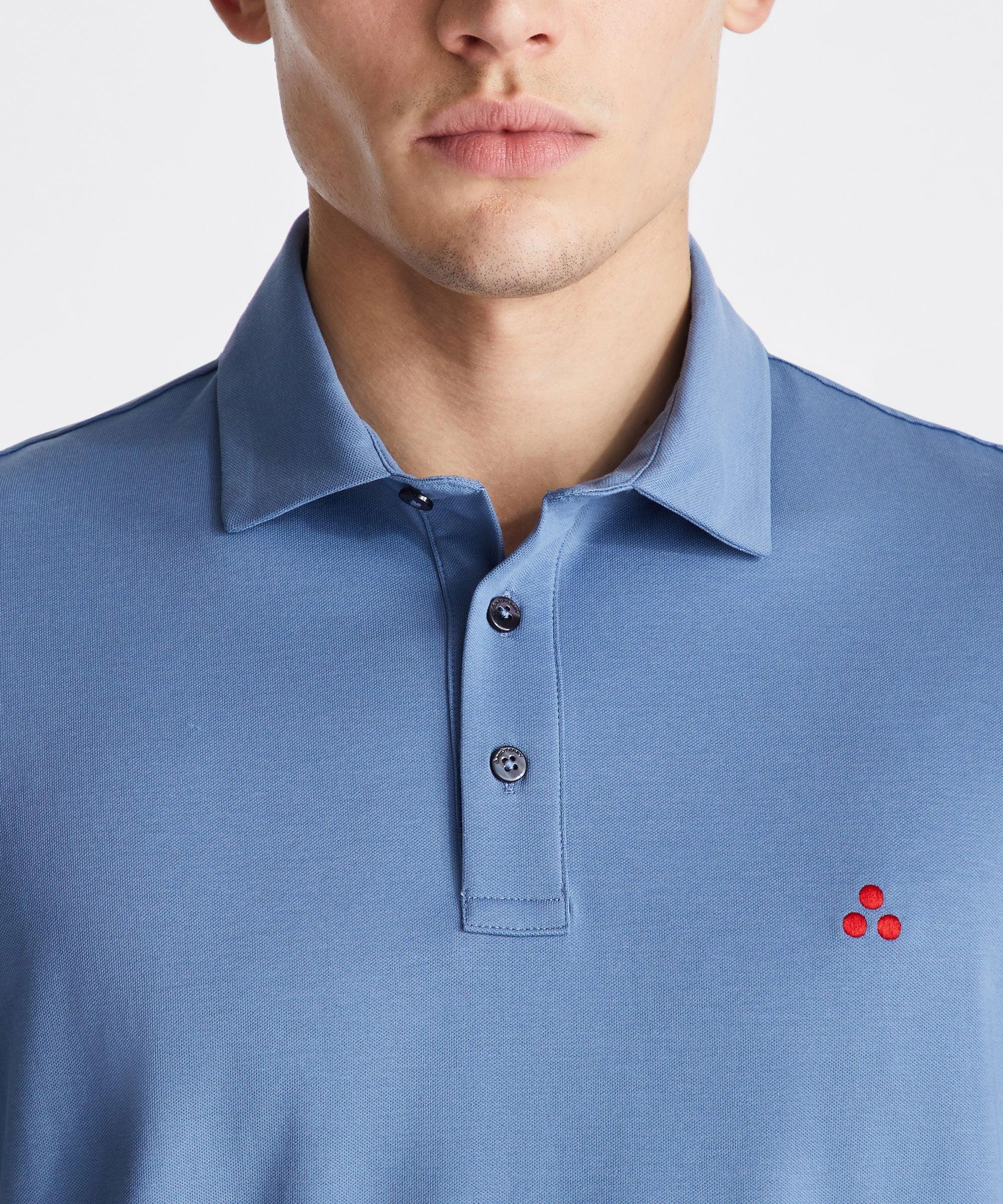 Polo uomo blu chiaro, colletto classico, bottoni e logo rosso ricamato sul petto, moda uomo elegante.