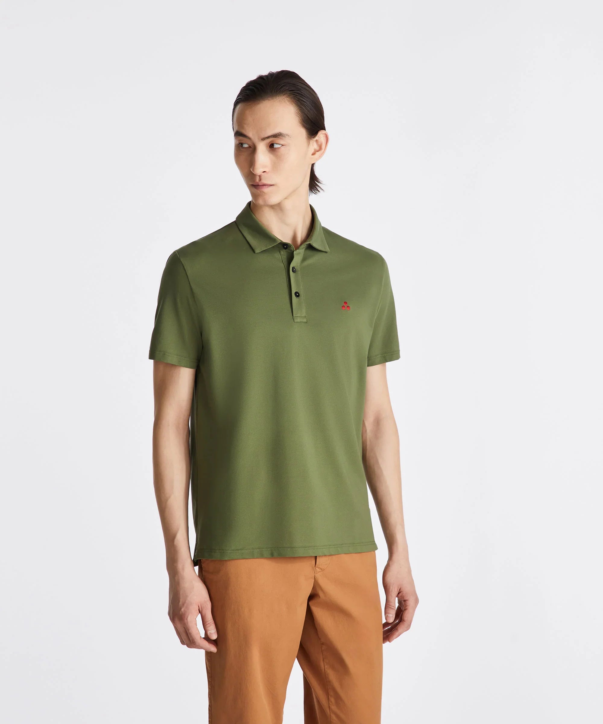 Polo uomo verde oliva a maniche corte con logo rosso, pantaloni arancioni, moda casual