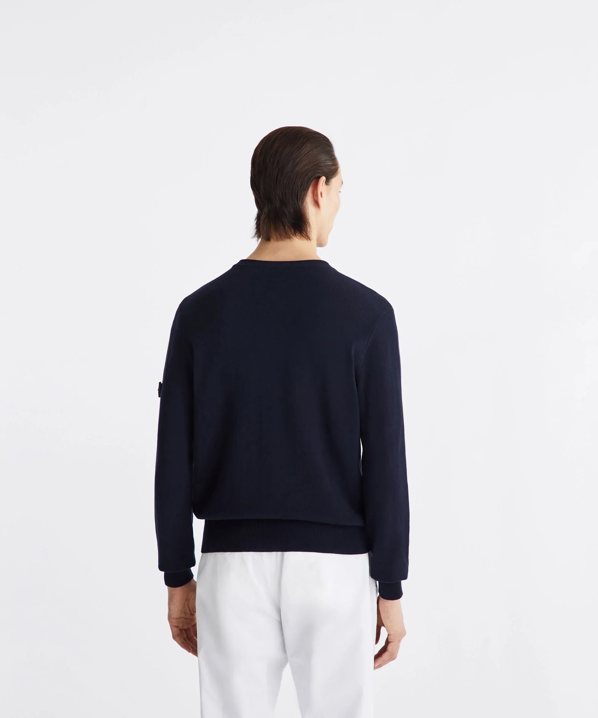 Maglione uomo blu scuro a maniche lunghe visto da dietro, su sfondo bianco, abbigliamento elegante