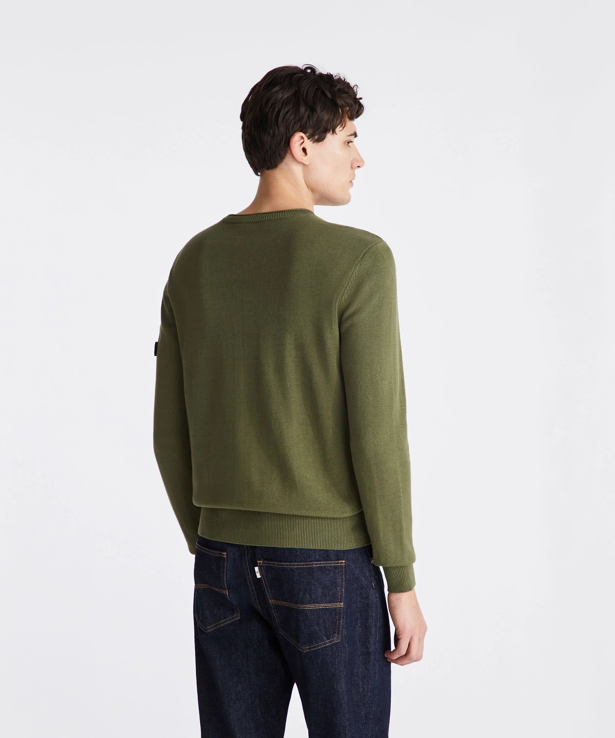 Maglione verde uomo girocollo e jeans blu, vista posteriore su sfondo bianco