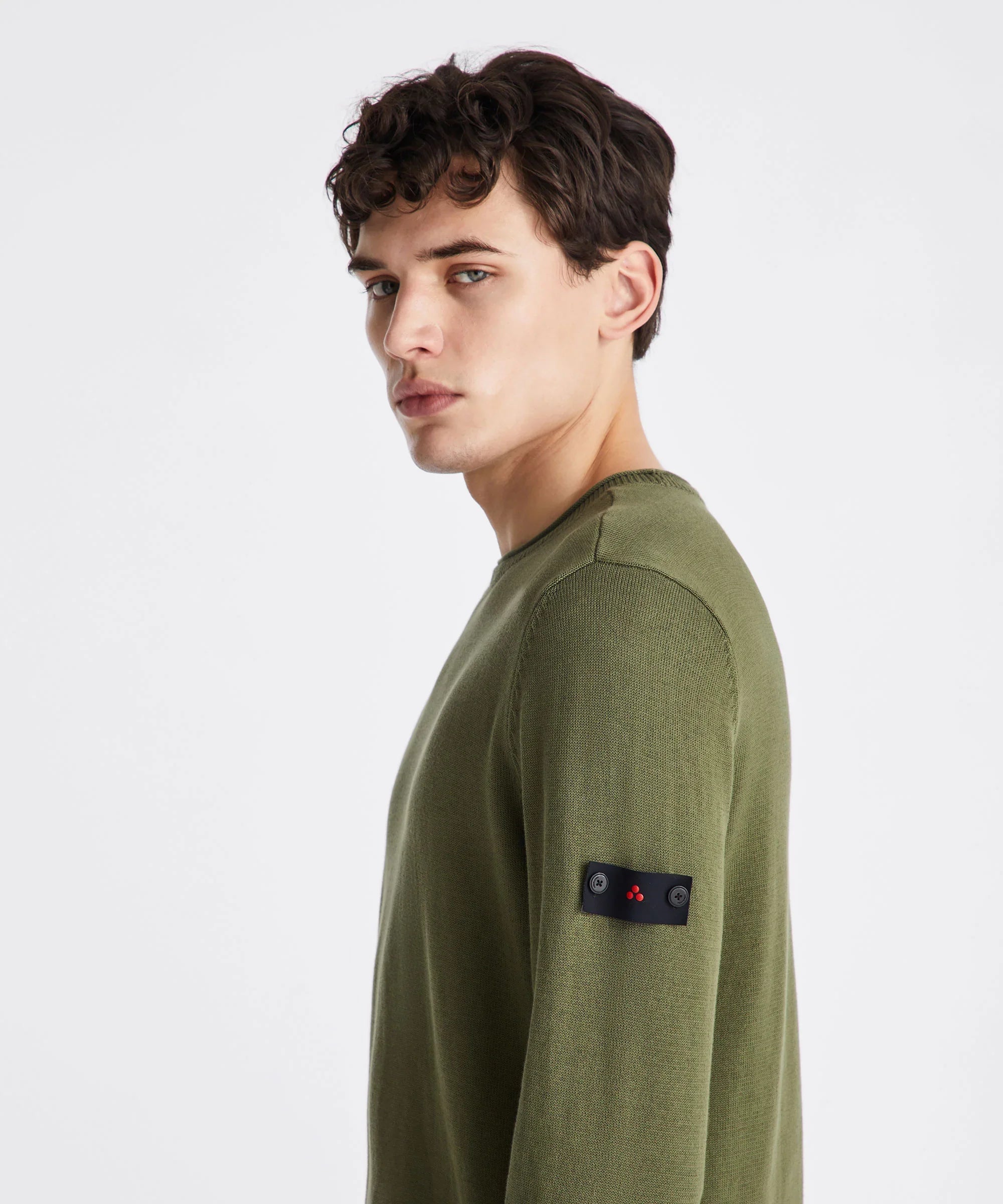 Maglione uomo verde oliva con applicazione logo sulla manica, moda casual elegante