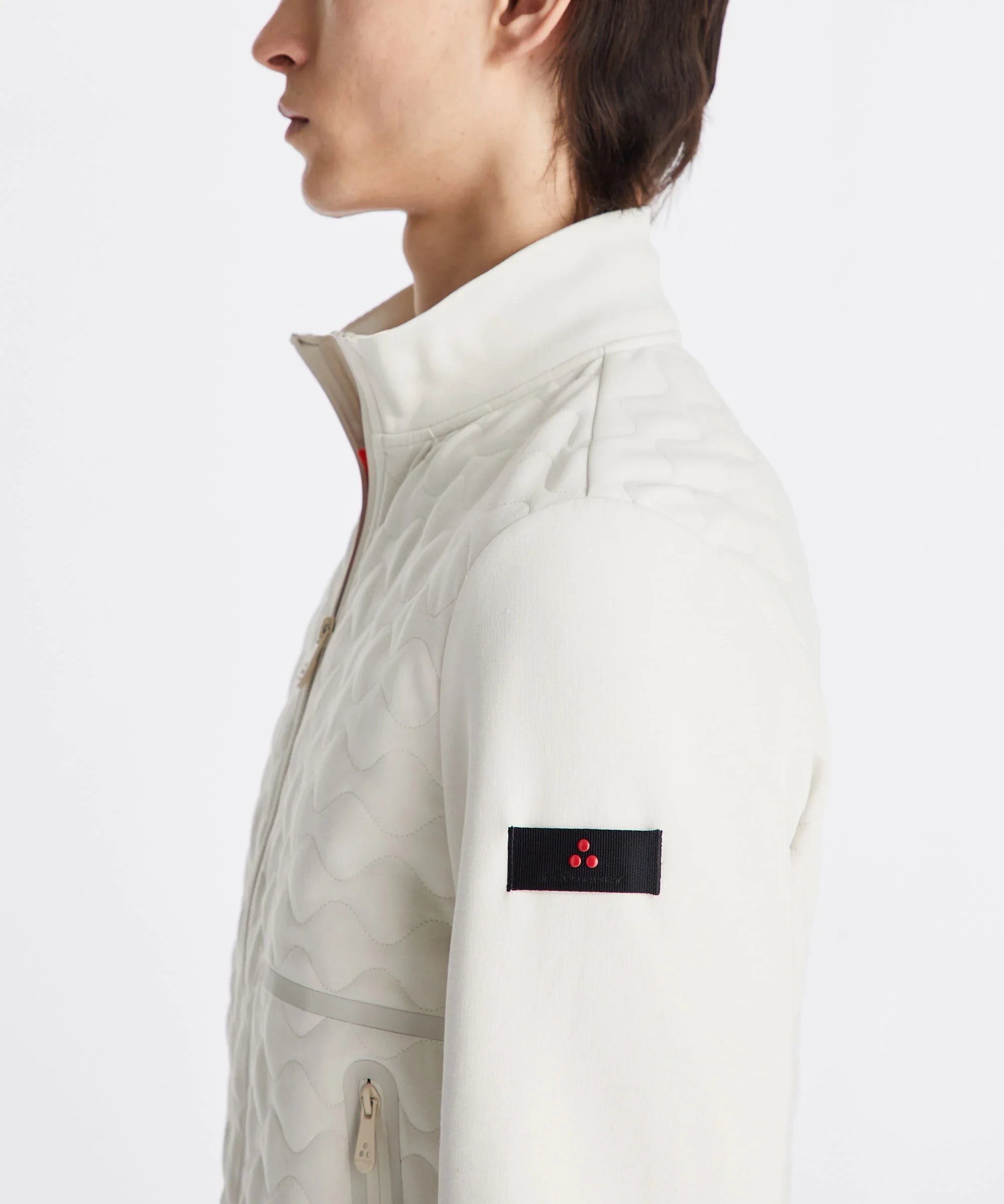 Giacca uomo bianca trapuntata con zip e patch nera sulla manica, moda casual elegante